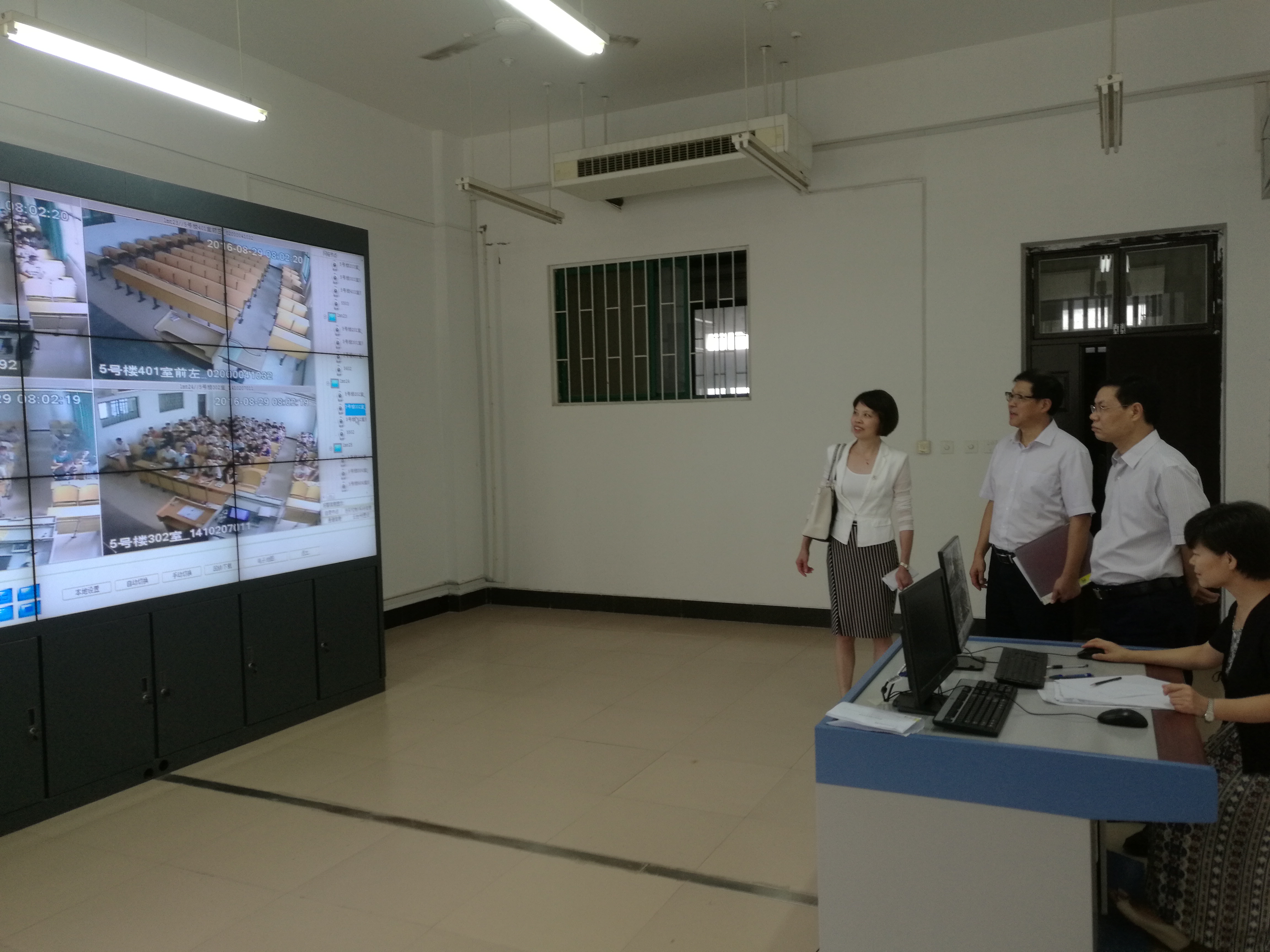 校党委书记许琰、党委副书记、副校长王卫东到监控室,全面了解教学情况